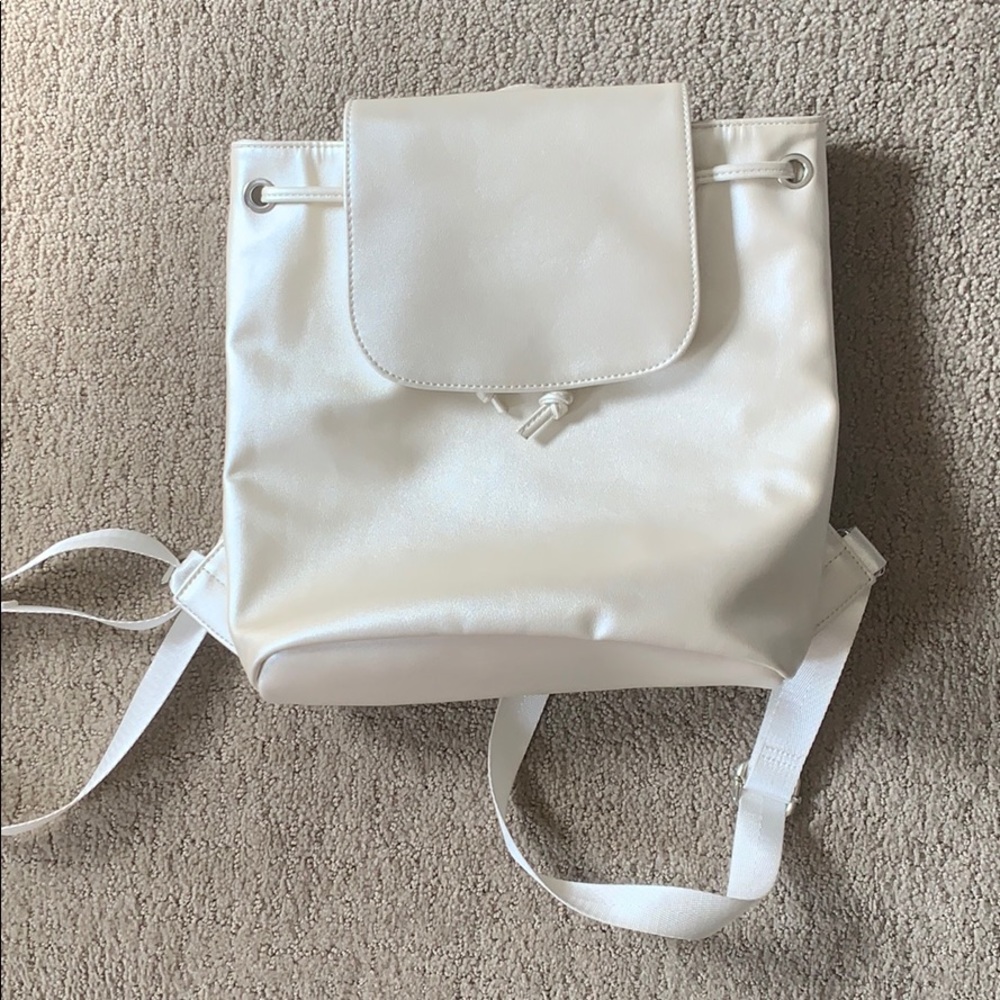 ⭐️CLEAROUT⭐️ UO White Pearl Backpack